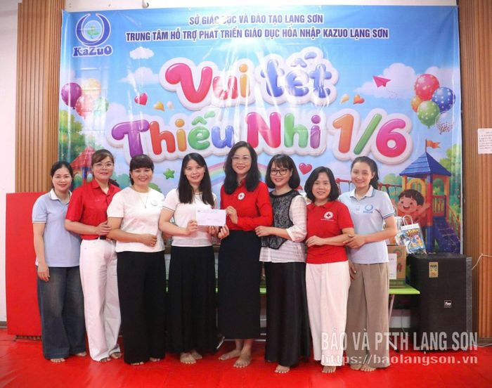 Lãnh đạo Hội Chữ thập đỏ tỉnh trao quà cho đại diện Trung tâm Hỗ trợ phát triển giáo dục hòa nhập KAZUO Lạng Sơn, phường Đông Kinh