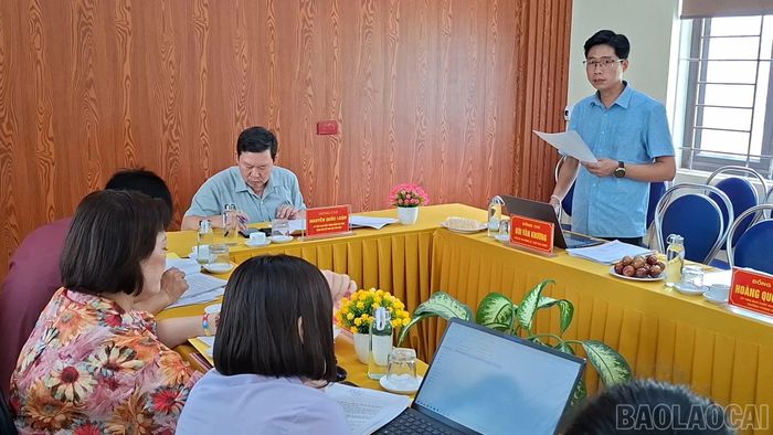Lãnh đạo xã Phúc Lợi báo cáo tại buổi làm việc.