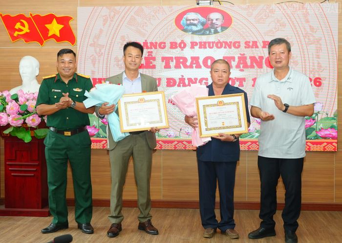 Trao Huy hiệu Đảng cho các đảng viên lão thành.