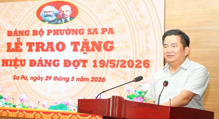 Đồng chí Tô Ngọc Liễn - Ủy viên Ban Chấp hành Đảng bộ tỉnh, Bí thư Đảng ủy, Chủ tịch UBND phường phát biểu chúc mừng các đảng viên.