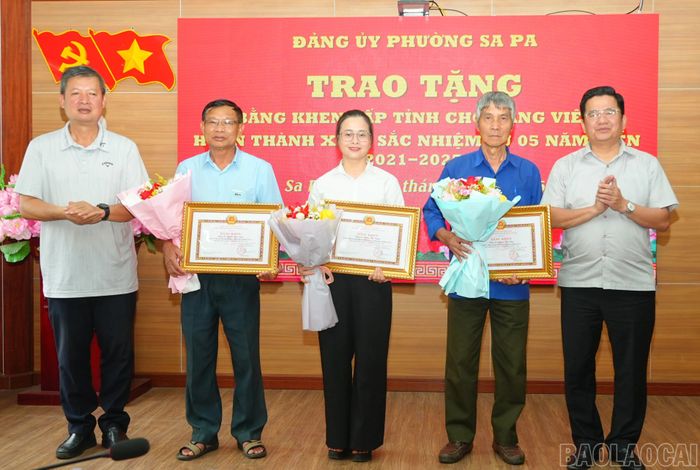 Trao Bằng khen của Ban Thường vụ Tỉnh ủy Lào Cai cho 3 đảng viên hoàn thành xuất sắc nhiệm vụ 5 năm liên tục.