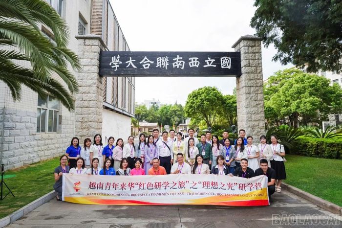 Đoàn đại biểu tỉnh Lào Cai tham quan Di tích Đại học Liên hợp Tây Nam.