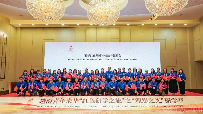 Đoàn đại biểu thanh niên tỉnh Lào Cai tham dự Diễn đàn thanh niên Trung - Việt “Kế thừa nguồn gen đỏ”.