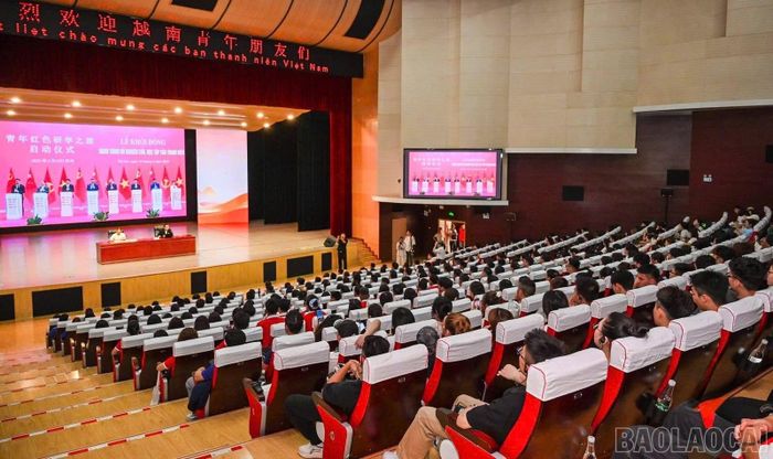 Các đại biểu tham gia hội nghị báo cáo chuyên đề Hồ Chí Minh tại Trung Quốc tại Học viện Hồng Hà.
