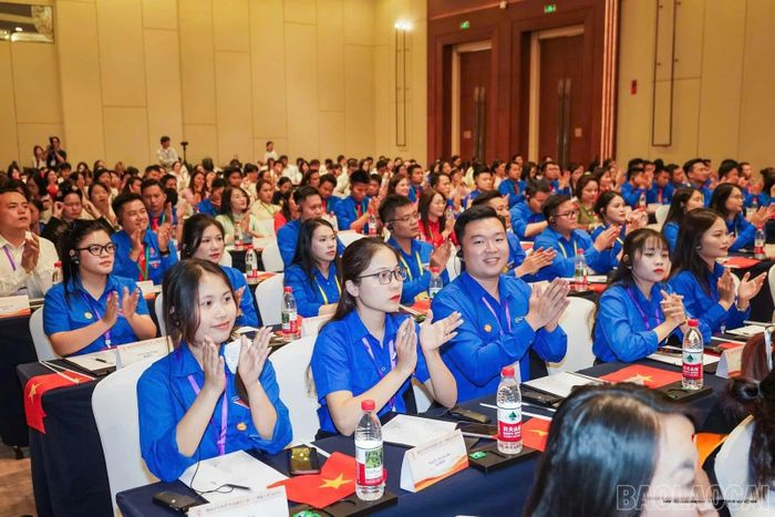 Đoàn đại biểu thanh niên tỉnh Lào Cai tham dự Diễn đàn thanh niên Trung - Việt “Kế thừa nguồn gen đỏ”.