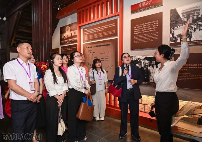 Đoàn đại biểu thanh niên tỉnh Lào Cai tham quan Di tích nơi ở cũ của Chủ tịch Hồ Chí Minh tại Côn Minh, Trung Quốc.
