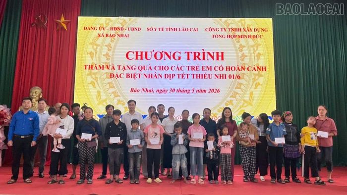 Ban tổ chức trao tặng các phần quà cho trẻ em có hoàn cảnh khó khăn trên địa bàn xã Bảo Nhai.
