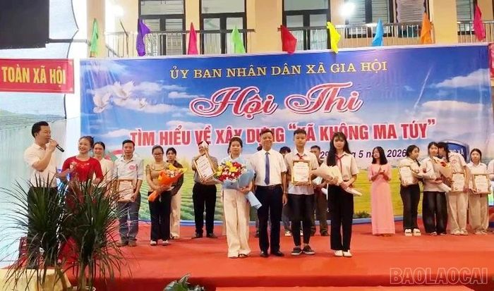 Ban tổ chức trao giải Nhất cho đội thi đến từ Trường THCS Gia Hội.