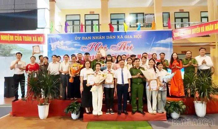 Ban tổ chức trao giải cho các đội thi.