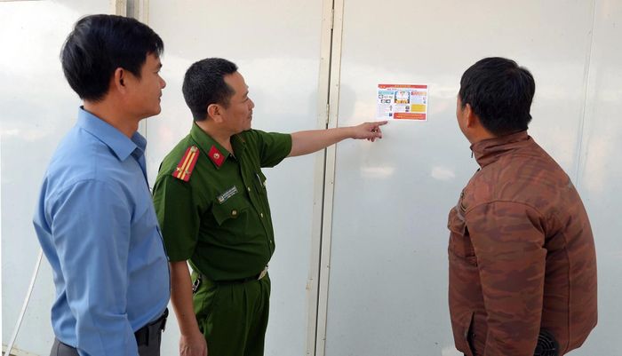 Công an phường Nam Cường kết hợp tuyên truyền, phổ biến kiến thức phòng, chống ma túy cho công nhân đang làm việc tại các công trường trên địa bàn.
