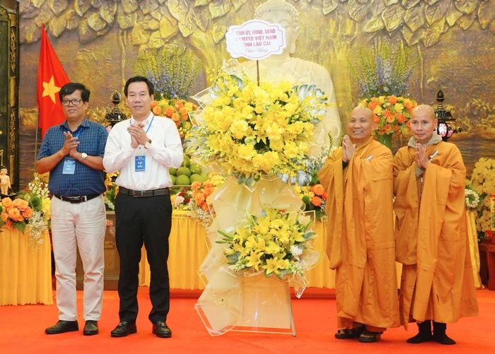 Đồng chí Dương Đức Huy và đoàn công tác tặng hoa chúc mừng Đại lễ Phật đản tại Thiền viện Trúc Lâm Đại Giác Sa Pa (phường Sa Pa).