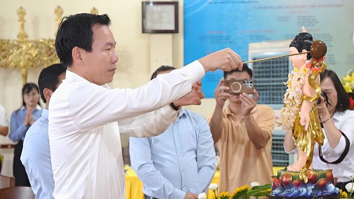 Đồng chí Dương Đức Huy - Trưởng Ban Tuyên giáo và Dân vận Tỉnh ủy thực hiện nghi lễ tắm Phật truyền thống.