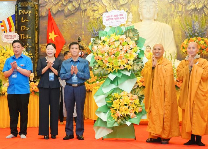 Lãnh đạo phường Sa Pa tặng hoa chúc mừng.