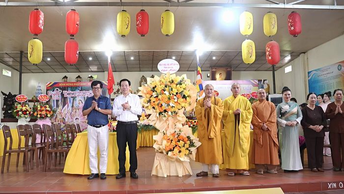 Đồng chí Dương Đức Huy và đoàn công tác tặng hoa chúc mừng Đại lễ Phật đản tại chùa Cam Lộ (phường Cam Đường).