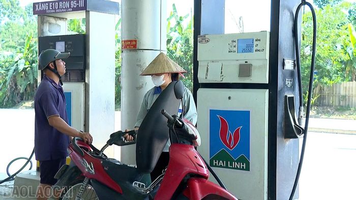 Không ít người dân vẫn còn tâm lý băn khoăn về xăng E10.