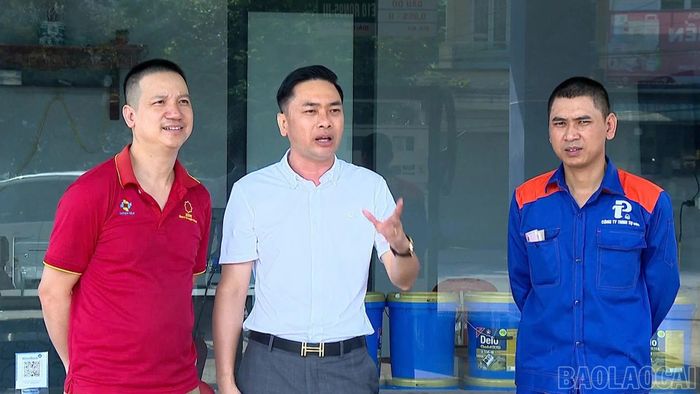 Anh Lê Hùng Đại (áo đỏ), phường Yên Bái được đại diện Công ty TNHH Tự Đức tuyên truyền về xăng E10.