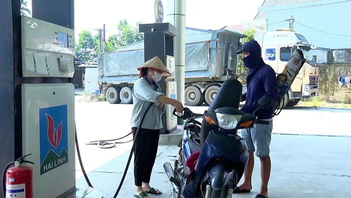 Nhiều người dân trải nghiệm đổ xăng E10.