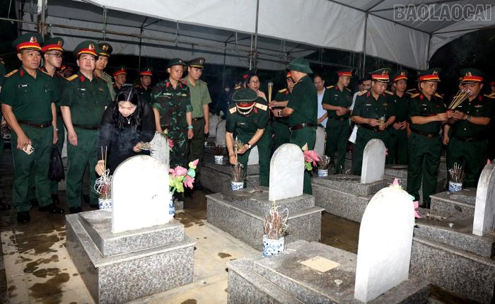 Đồng chí Vũ Thị Hiền Hạnh - Phó Chủ tịch UBND tỉnh, Trưởng Ban Chỉ đạo tỉnh và các đại biểu thắp hương trên các mộ phần trước khi tiến hành quy trình lấy mẫu.