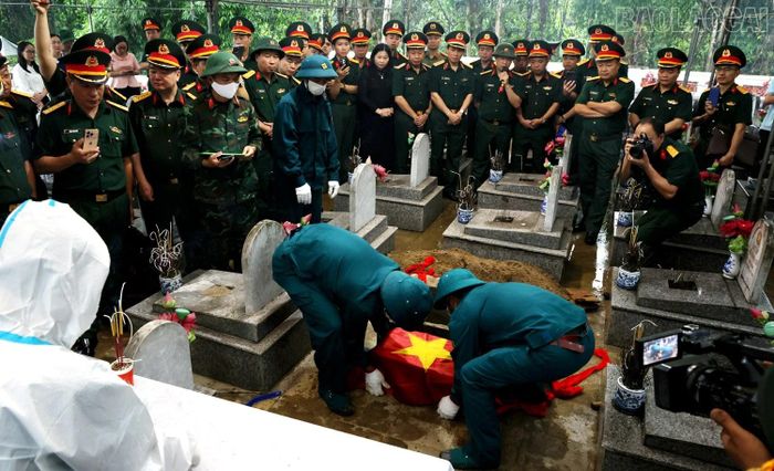 Các đại biểu tham quan quy trình thực hành lấy mẫu.