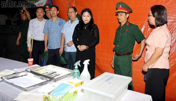 Đồng chí Vũ Thị Hiền Hạnh - Phó Chủ tịch UBND tỉnh, Trưởng Ban Chỉ đạo tỉnh kiểm tra khu vực lưu trữ mẫu.