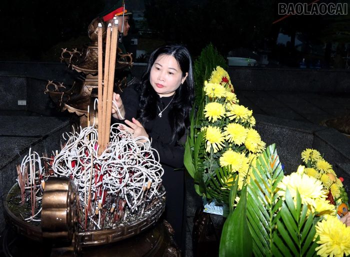 Đồng chí Vũ Thị Hiền Hạnh - Phó Chủ tịch UBND tỉnh, Trưởng Ban Chỉ đạo tỉnh dâng hương tưởng niệm các anh hùng liệt sĩ.