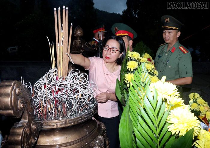 Đại biểu dâng hương tưởng niệm các anh hùng liệt sĩ.