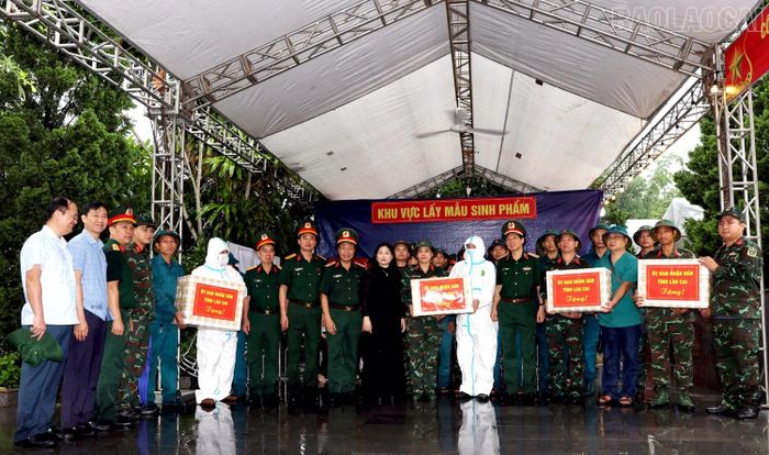 Các đại biểu tặng quà các lực lượng tham gia lấy mẫu.