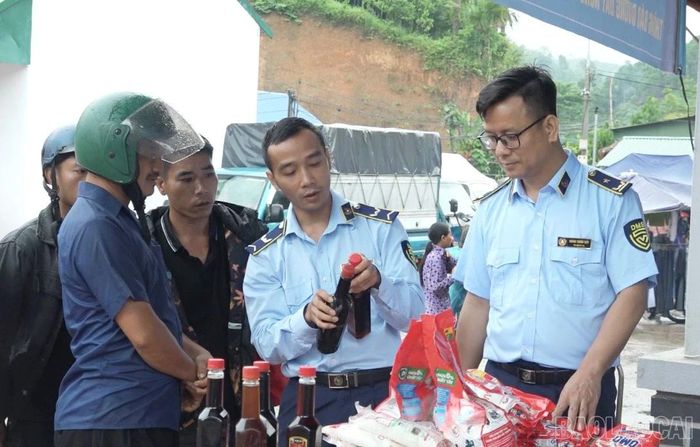 Hướng dẫn người dân nhận biết mì chính, nước mắm giả.