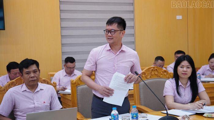 Đại diện các phòng giao dịch trực thuộc Chi nhánh NHCSXH tỉnh Lào Cai phát biểu tại buổi làm việc.