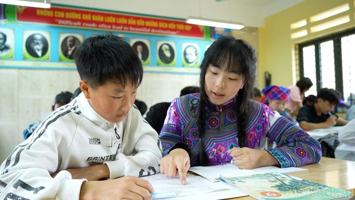Giàng Quỳnh Trang hỗ trợ các bạn trong học tập tại lớp học.