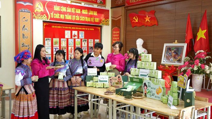 Cô giáo Tô Việt Hưng (thứ hai bên trái) trao đổi cùng Quỳnh Trang và các thành viên dự án "Đa dạng hóa sản phẩm từ tiên ngân sâm".