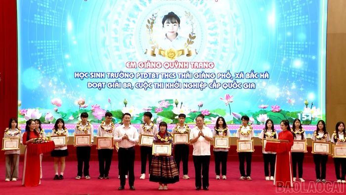 Quỳnh Trang nhận Bằng khen của Chủ tịch UBND tỉnh vì thành tích xuất sắc trong học tập.