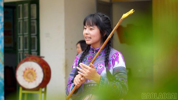 Cô học trò người Mông luôn tích cực tham gia các hoạt động ngoại khóa, văn hóa, văn nghệ tại trường.