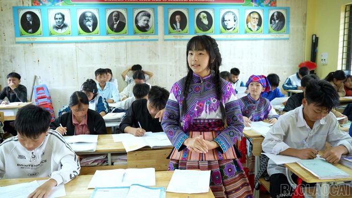 Giàng Quỳnh Trang trong giờ học tại Trường PTDT Bán trú THCS Thải Giàng Phố, xã Bắc Hà.