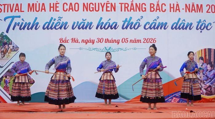 Trình diễn múa gậy sinh tiền.