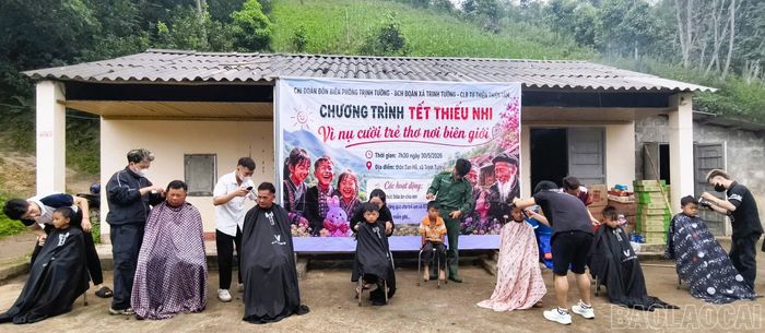 Chương trình tổ chức cắt tóc miễn phí cho trẻ em và người dân địa phương.