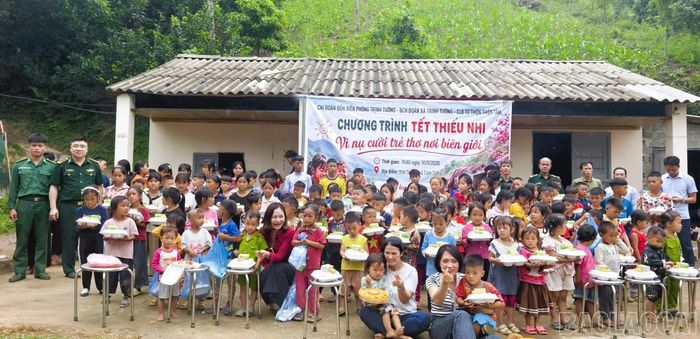 Tặng suất ăn 0 đồng cho các em nhỏ.