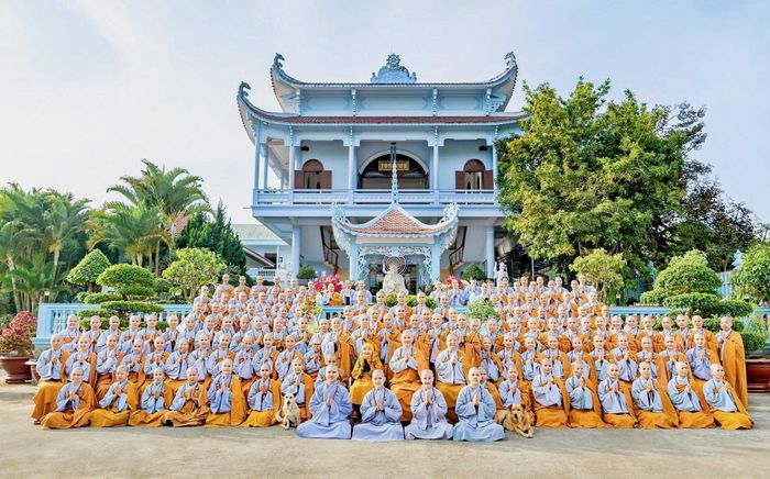 Hàng đệ tử của Ni trưởng Hải Triều Âm tại chùa Dược Sư hôm nay