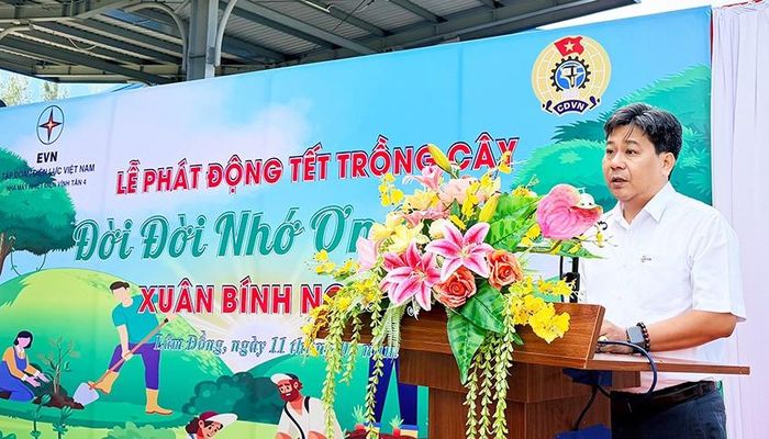 Phó Giám đốc, Chủ tịch Công đoàn NMNĐ Vĩnh Tân 4 Trần Ngọc Hưởng phát động trồng cây xanh