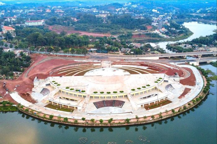 Dự án Quảng trường trung tâm Gia Nghĩa đang được nhà thầu đẩy mạnh thi công. Ảnh Tư liệu