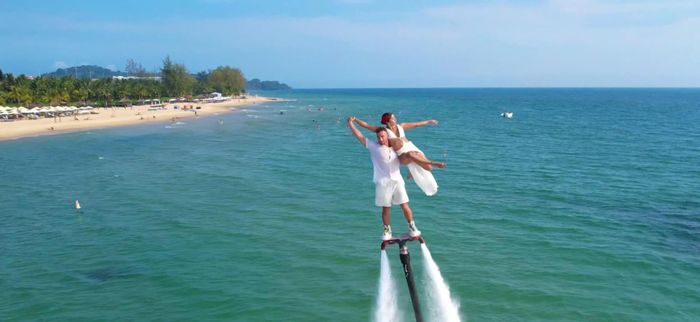 Nghệ sĩ Tomasz Kubik cùng vận động viên chuyên nghiệp trình diễn khiêu vũ trên không.