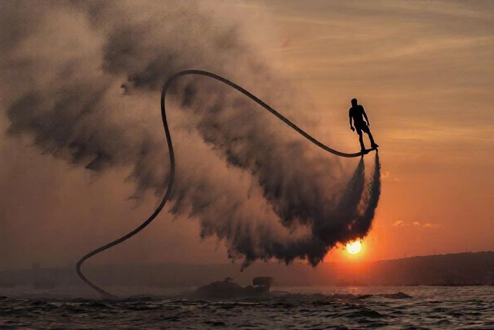 Flyboard là môn thể thao sử dụng áp lực nước tạo lực đẩy để vận động viên bay và biểu diễn trên mặt nước.