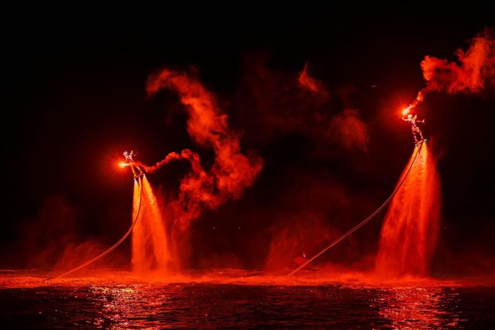 Với ánh sáng, pháo hoa, trình diễn Flyboard trên biển ban đêm tạo hiệu ứng mạnh cho du khách trong và ngoài nước