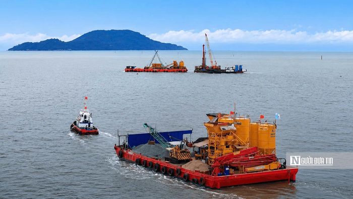 Hiệu nhà thầu đã huy động hơn 400 nhân lực cùng trên 100 thiết bị chuyên dụng phục vụ thi công. Ảnh: Người Đưa Tin