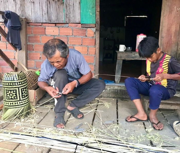 Ông Rơ Ông Ha Chú bày cho cháu kỹ thuật đan gùi