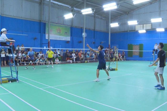 Thi đấu bộ môn cầu lông