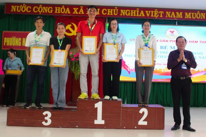 Ông Trần Ngọc Hiền, Phó Bí thư Đảng ủy, Chủ tịch UBND phường trao giải cho các vận động viên xuất sắc