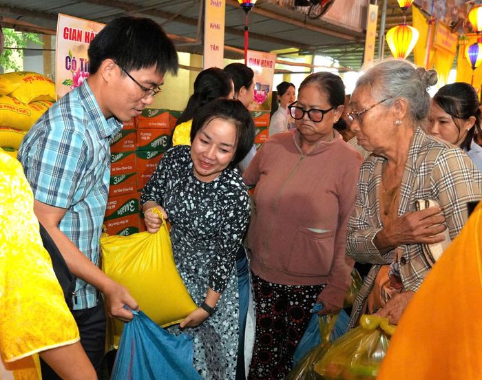 Đồng chí Trần Thị Lệ Thủy, Phó Chủ tịch UBND xã Hàm Kiệm cùng người dân ở "Phiên chợ 0 đồng"