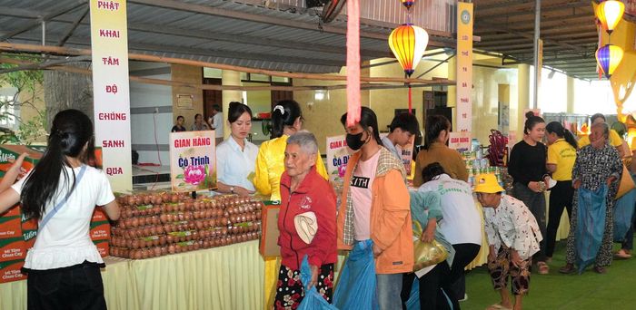 Người dân xã Hàm Kiệm ở "Phiên chợ 0 đồng"