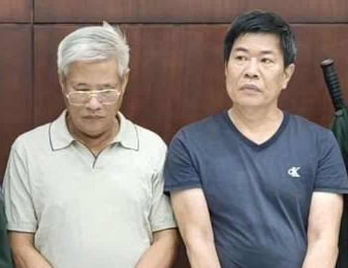 Hai đối tượng Nguyễn Đăng Hải (áo trắng) và Nguyễn Đăng Thu tại cơ quan Công an.